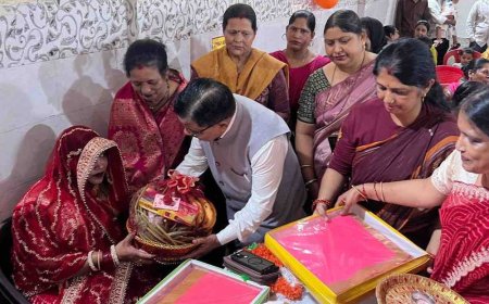 गोरखपुर में आंगनबाड़ी कार्यकर्त्रियों का सम्मान:साड़ी-सर्टिफिकेट का हुआ वितरण, दीनदयाल जयंती पर अर्पित की श्रद्धांजलि