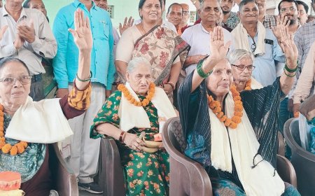 रतनपुर वृद्धाश्रम में बांटे शॉल और फल:भाजपा कार्यकर्ताओं ने बुजुर्गों का लिया आशीर्वाद