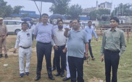 आगरा में छाता लेकर जनकपुरी की तैयारी देखने पहुंचे डीएम:बारिश में किया निरीक्षण, कहा-समय से पूरे हों रामबारात, जनकपुरी के काम