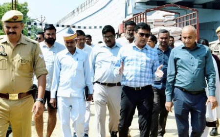 डीएम ने जलभराव वाले इलाकों का निरीक्षण किया:पटेल नगर से राजाजीपुरम तक पहुंचे, जलनिकासी व्यवस्था परखी