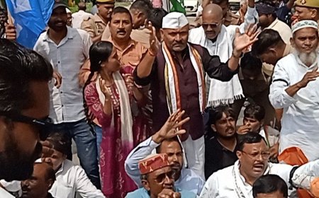 कांग्रेस ने मुख्य चुनाव आयुक्त का पुतला फूंका:वाराणसी-गोरखपुर हाईवे पर धरना देकर गिरफ्तारी और इस्तीफे की मांग की