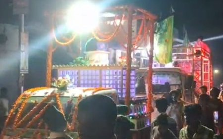 श्रावस्ती में बारिश के बीच निकले ग्यारहवीं शरीफ के जुलूस:लोग छतरियां लेकर हुए शामिल, धार्मिक नारों से गूंजे रास्ते; गुम्बदे खजरा बना आकर्षण