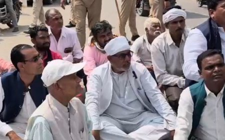 गोंडा में धरने पर बैठे अपनी जनता पार्टी के नेता:प्रदेश अध्यक्ष समेत कई कार्यकर्ता हिरासत में, विनोद साहनी के घर जाना चाह रहा था प्रतिनिधि मंडल