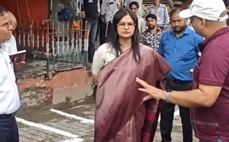 हापुड़ में डीएम ने सड़कों का लिया जायजा:अतिक्रमण और गंदगी पर जताई नाराजगी, 10 करोड़ के विकास प्रस्ताव शासन को भेजे