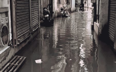बोरा निकलने के बाद भी जलमग्न हुई काशी:बारिश के बाद फेमस शिवाला गली एक बार फिर जलमग्न, टैप हुआ नमो घाट का शाही नाला खुला