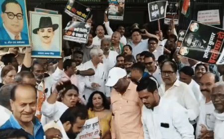 मुख्य चुनाव आयुक्त के खिलाफ कांग्रेसियों का हल्लाबोल:गाजियाबाद में कलेक्ट्रेट के बाहर धरने पर बैठे- कहा चुनाव में धांधली कराई