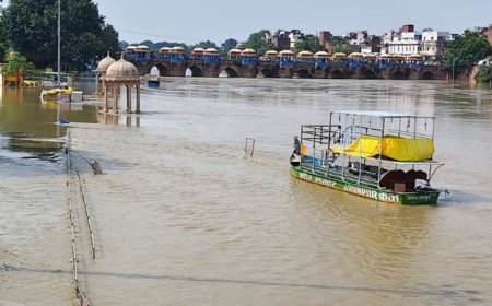 जौनपुर में गोमती का जलस्तर बढ़ा:घाटों पर लगाई गई बेरिकेडिंग, निगरानी भी बढ़ाई गई