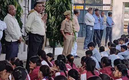 सजेती में छात्राओं को महिला सुरक्षा की दी जानकारी:हेल्पलाइन नंबर, POCSO एक्ट और साइबर फ्रॉड से बचाव के तरीके बताए