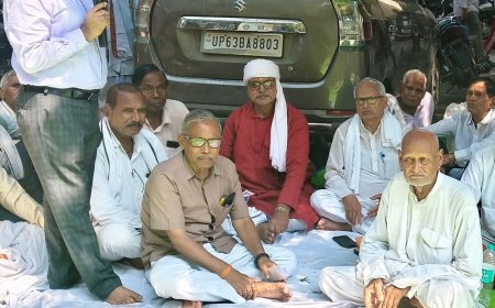 मिर्जापुर में सेवानिवृत्त कर्मचारियों ने चुनाव बहिष्कार की चेतावनी दी:12 सूत्री मांगों की अनदेखी पर पीएम-सीएम को सौंपा ज्ञापन
