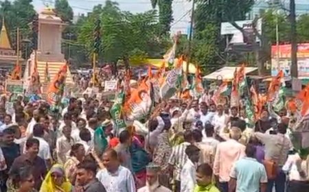 मुख्य चुनाव आयुक्त के इस्तीफे की मांग:रायबरेली में पुतला दहन के दौरान कांग्रेस कार्यकर्ताओं की पुलिस से झड़प