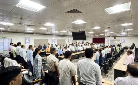 डीएफओ विकास नायक को अधिकारियों ने दी श्रद्धांजलि:आगरा-लखनऊ एक्सप्रेस-वे हादसे में हुआ था निधन, शोकसभा में 2 मिनट का मौन