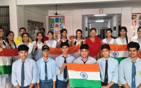 भारतीय कबड्डी टीम की जीत पर जश्न:प्रतापगढ़ के छात्र-छात्राओं ने तिरंगा लहराकर भारत माता का जयघोष किया