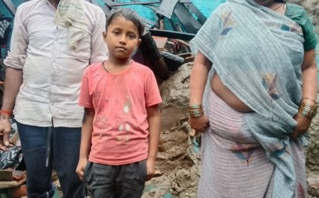 पीलीभीत में बारिश से कच्चा मकान ढहा, परिवार बाल-बाल बचा:खुले आसमान के नीचे आया परिवार, प्रशासन से मदद की गुहार