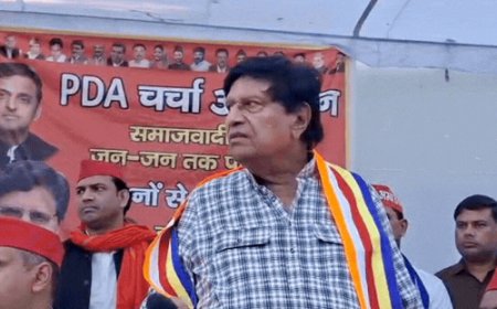 मुरादाबाद में सपा सांसद ने मंच से माइक फेंका:रामजी लाल सुमन के भाषण बीच बंद हो गया था माइक; सपाई मनाते रहे, फिर नहीं बोले