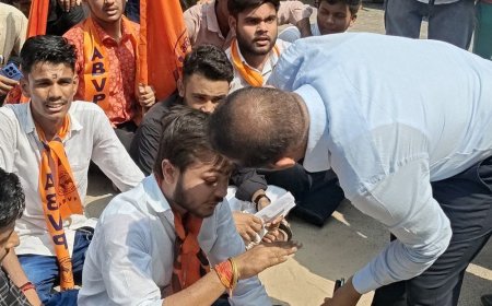 बांदा में ABVP कार्यकर्ताओं का कॉलेज गेट पर प्रदर्शन:17 साल से तैयार महिला छात्रावास नहीं खुलने पर नाराजगी; 9 सूत्रीय मांगों को लेकर धरना