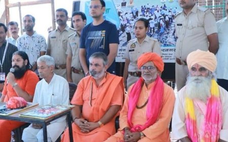 शुकतीर्थ में गंगा घाट पर स्वच्छता अभियान:स्कूली बच्चों ने की भारी सफाई, संतों ने दिया पर्यावरण संरक्षण का संदेश