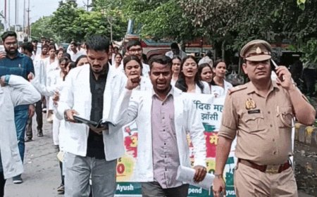 झांसी में BAMS इंटर्न ने किया विरोध प्रदर्शन:बोले- 7,500 स्टाइपेंड में महीने का खर्च नहीं चलता, MBBS की तरह 25 हजार चाहिए