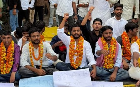 इविवि में 3 दिन से 8 छात्र भूख हड़ताल पर:छात्र बोले-650% फीस वृद्धि और 54% सीट कटौती की गई है