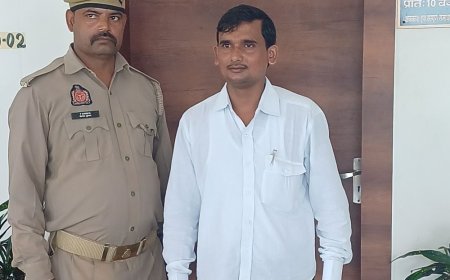 चंदौली में लेखपाल पर ग्रामीण से दुर्व्यवहार का आरोप, VIDEO:कलेक्ट्रेट पहुंचकर ग्रामीण ने की शिकायत, जांच की मांग की