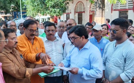 देवरिया में शिक्षामित्रों ने निकाला विरोध मार्च:बीएसए कार्यालय से कलेक्ट्रेट तक प्रदर्शन; शिक्षक पद पर समायोजन समेत 6 मांगें