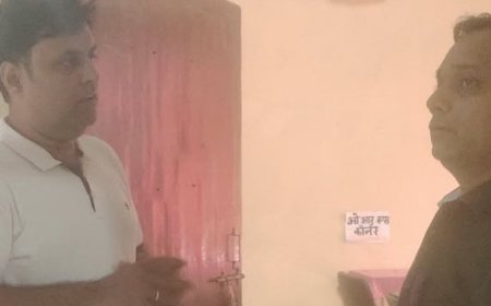 हाथरस में सीएमओ ने स्वास्थ्य केंद्रों का किया औचक निरीक्षण:लैब टेक्नीशियन और सफाईकर्मी की तैनाती के निर्देश