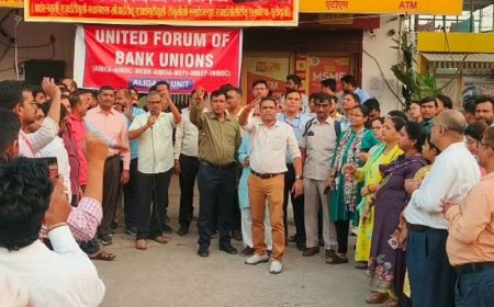 बैंक कर्मचारियों ने बैठक में किया प्रदर्शन:अलीगढ़ में भी हड़ताल प्रभावी बनाने की तैयारी, 5 दिवसीय बैंकिंग की मांग