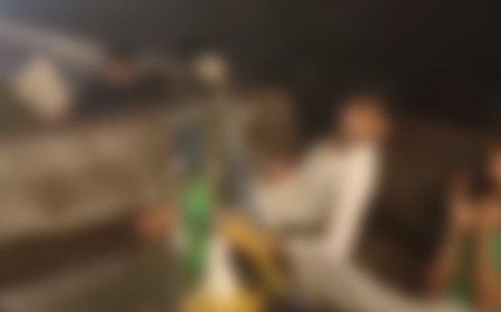 कैफे में बार-बालाओं का डांस, हुक्का बार का वीडियो:जालौन में युवक उड़ाते दिखे रुपए, पुलिस ने शुरू की जांच