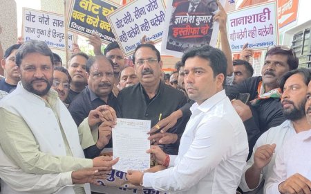 कांग्रेस ने मतदाता सूची में गड़बड़ी पर उठाई मांग:संभल एसडीएम को राष्ट्रपति के नाम ज्ञापन सौंपा, चुनाव आयुक्त को हटाने की मांग