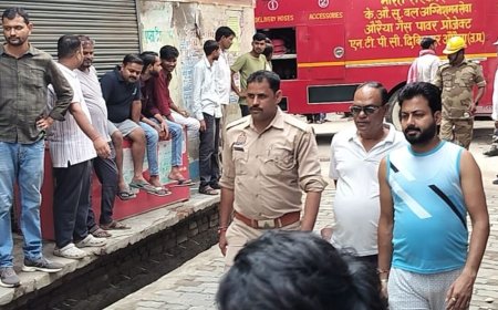 औरैया में घर में लगी आग, लाखों का सामान जला:टीवी की पिक्चर ट्यूब फटी, दमकल कर्मियों ने आग पर काबू पाया