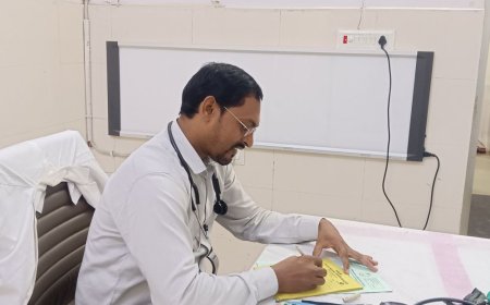 महराजगंज जिला अस्पताल की इमरजेंसी में खांसी-बुखार के मरीज बढ़े:बदलते मौसम और बारिश के कारण टाइफाइड, सांप काटने के मामले भी आ रहे सामने