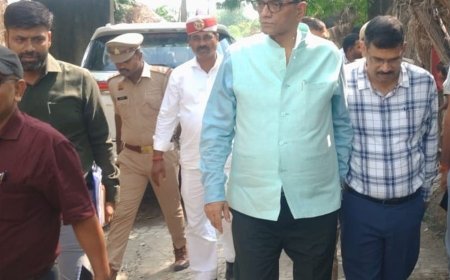 बाढ़ प्रभावित सुल्तानपुर गांव पहुंचे डीएम:कटान रोकने के काम का जायजा लिया, ग्रामीणों की समस्याएं सुनीं; मुआवजे का भी आश्वासन