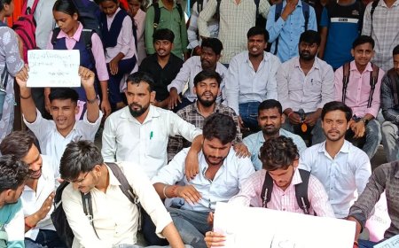 केएन विश्वविद्यालय में पीजी सीट बढ़ाने को लेकर प्रदर्शन:छात्रों ने कुलपति को ज्ञापन सौंपा, बोले- नहीं बढ़ीं सीटें तो वंचित होंगे विद्यार्थी