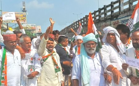 कांग्रेस कार्यकर्ताओं ने मुख्य चुनाव आयुक्त का पुतला फूंका:चंदौली में भाजपा को संरक्षण देने का आरोप, निष्पक्ष जांच की मांग
