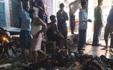 फफूंद में शॉर्ट सर्किट से गारमेंट्स दुकान में आग:आठ लाख का सामान जला, पड़ोसियों ने शटर खोलकर आग बुझाई