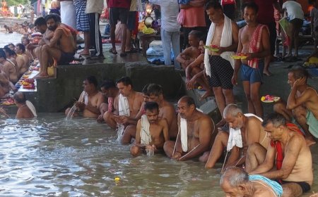 उन्नाव में पितृपक्ष के चौथे दिन घाट पर उमड़े श्रद्धालु:गंगा स्नान के बाद तर्पण-पिंडदान; पुरोहित ने बताया तिथियों का महत्व