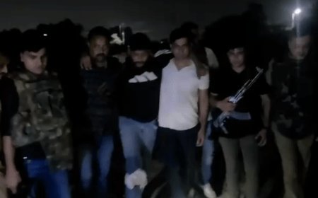 झांसी में लूट के आरोपियों से पुलिस की मुठभेड़:एक बदमाश को गोली ली, 3 को घेरकर पकड़ा, ई-रिक्शा चालक को लूटा था