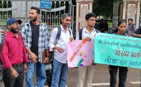 प्रयागराज में चुनाव आयोग के खिलाफ प्रदर्शन:दिशा छात्र संगठन ने इविवि यूनियन गेट पर नारेबाजी की,चुनाव आयोग सत्ताधारी दल का टूल