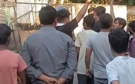 बिजली न मिलने पर लोग सड़क पर उतरे:छोटी बाजार में जाम लगाकर प्रदर्शन किया, पुलिस के समझाने पर हटे
