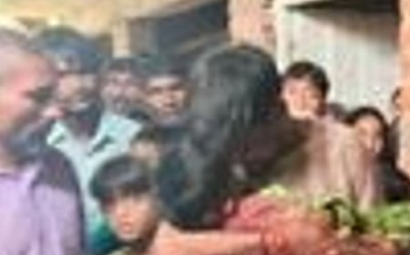 दीवार गिरने से 4 साल के मासूम की मौत:सीतापुर में 8 साल का चचेरा भाई भी घायल, ट्रॉमा सेंटर रेफर