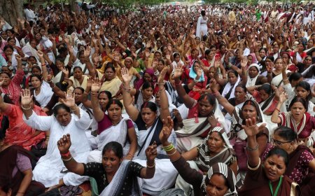 लखनऊ में जुटी आशा वर्कर्स का छलका दर्द:बोली - 4 हजार में घर चला पाना संभव नहीं, सरकार गिरने कि दी धमकी