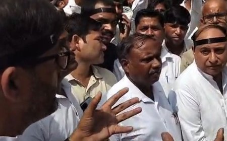पीलीभीत में कांग्रेस ने मुख्य चुनाव आयुक्त का पुतला फूंका:पुलिस को चकमा देकर प्रदर्शन किया, पद से हटाने की मांग