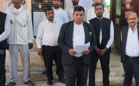 चंदौसी बार एसोसिएशन के चुनाव की घोषणा के बाद प्रदर्शन:अधिवक्ताओं ने एल्डर कमेटी को सौंपा ज्ञापन, बाहरी को मतदान का अधिकार देने पर सवाल