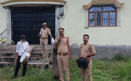 बांसी पुलिस ने जिला बदर आरोपी के घर आदेश चस्पा:सिद्धार्थनगर में ताला मिलने पर घर पर चिपकाया आदेश, 6 महीने जिले से बाहर रहने का निर्देश