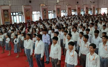 गोरखपुर के स्कूल में 'वन्दे मातरम्' कार्यक्रम:छात्रों ने किया सामूहिक गायन, राष्ट्र सेवा का संकल्प लिया