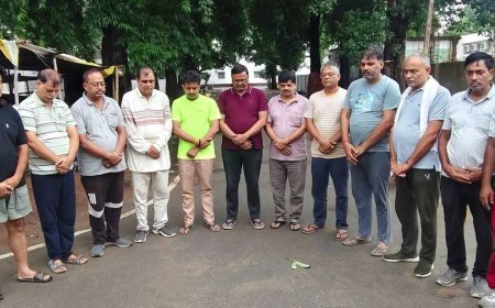 समाजवादी नेता के निधन पर शोक की लहर:बलिया के कलेक्ट्रेट परिसर में 'टहलुआ क्लब' ने दी श्रद्धांजलि