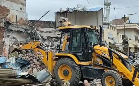 वाराणसी में जायका रेस्टोरेंट पर चला बुलडोजर, वीडीए की बड़ी कार्रवाई