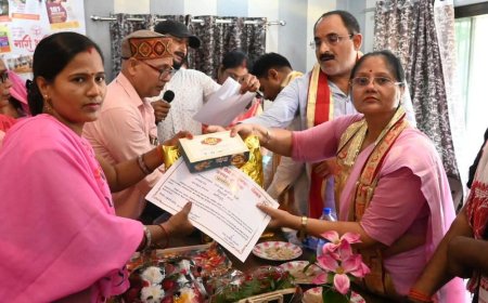 देवरिया में सेवा संकल्प अभियान:आंगनबाड़ी कार्यकत्रियां सम्मानित; छात्राओं ने बनाई मानव समूह रंगोली