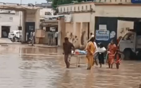 गोंडा मेडिकल कॉलेज में 30 घंटे की बारिश से जलभराव:मरीज स्ट्रेचर लेकर पानी से गुजरने को मजबूर, पर्चा काउंटर से जांच केंद्र तक भरा पानी