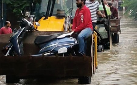200 से ज्यादा मकान जलमग्न, लोग घर छोड़ने को मजबूर:केशव ग्रीन सिटी में 5-6 फीट पानी, ट्रैक्टर-जेसीबी से निकाला जा रहा