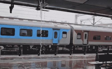 बारिश में झरना बना बनारस रेलवे स्टेशन का शेड:अजय राय ने एक्स पर किया पोस्ट, बोले - वाराणसी को प्रचार नहीं, स्थायी समाधान चाहिए